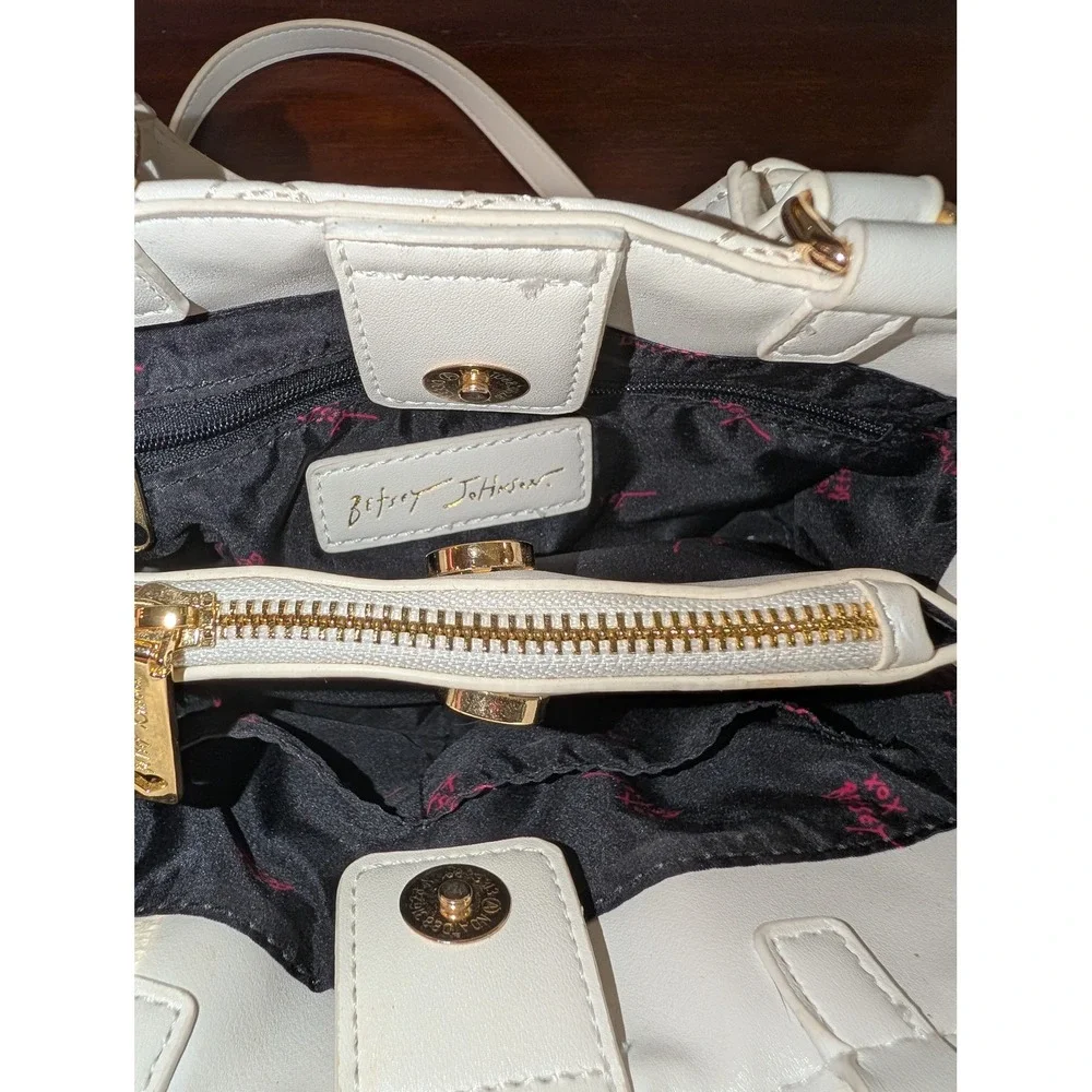 Betsey Johnson Cream‎ Quilted Skull Satchel Crossbody Bag Gold Chain Detail